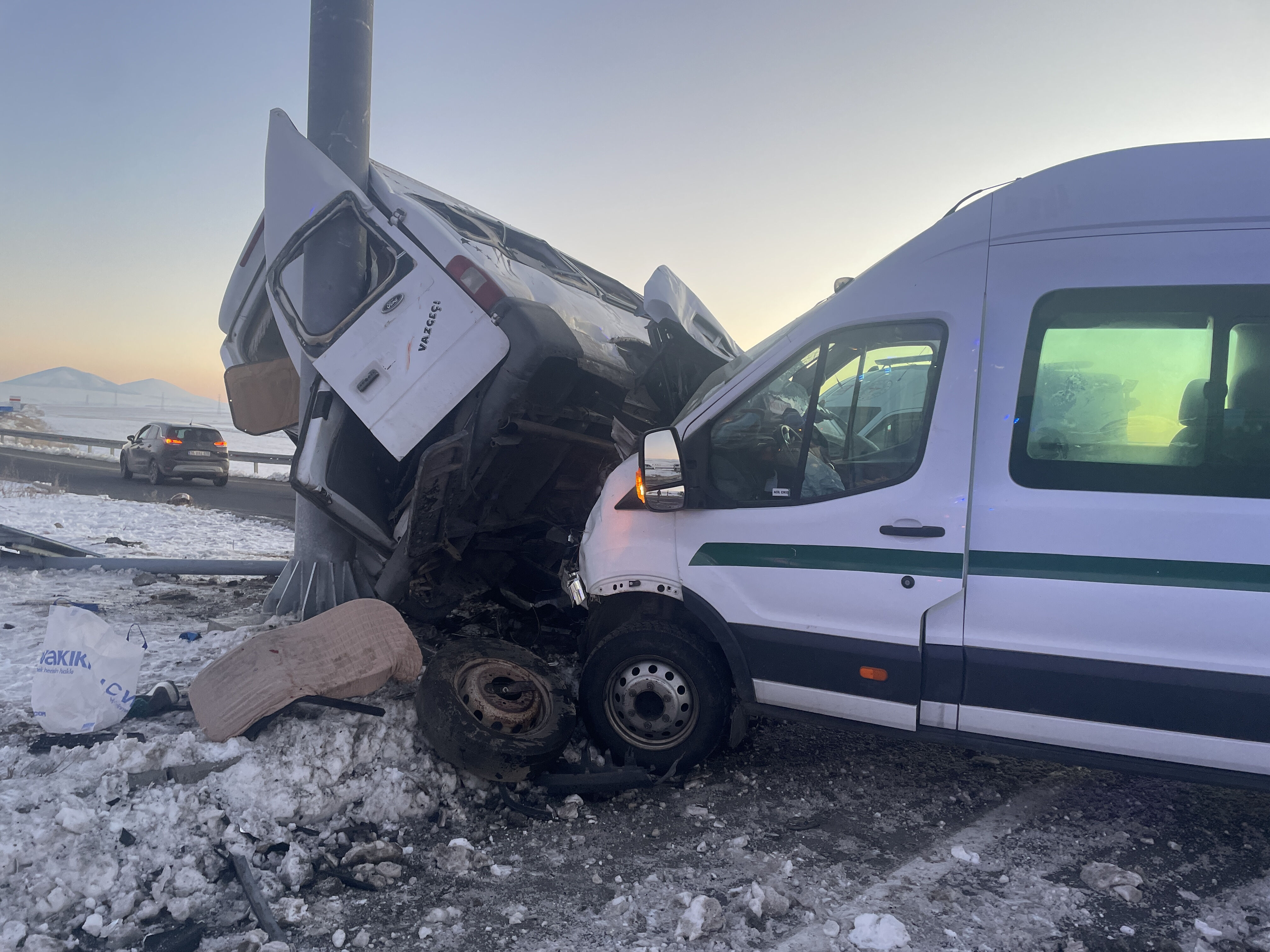 İki yolcu minibüsü çarpıştı! Korkunç kazada çok sayıda yaralı var İki yolcu minibüsü çarpıştı! Korkunç kazada çok sayıda yaralı var - 1. Resim