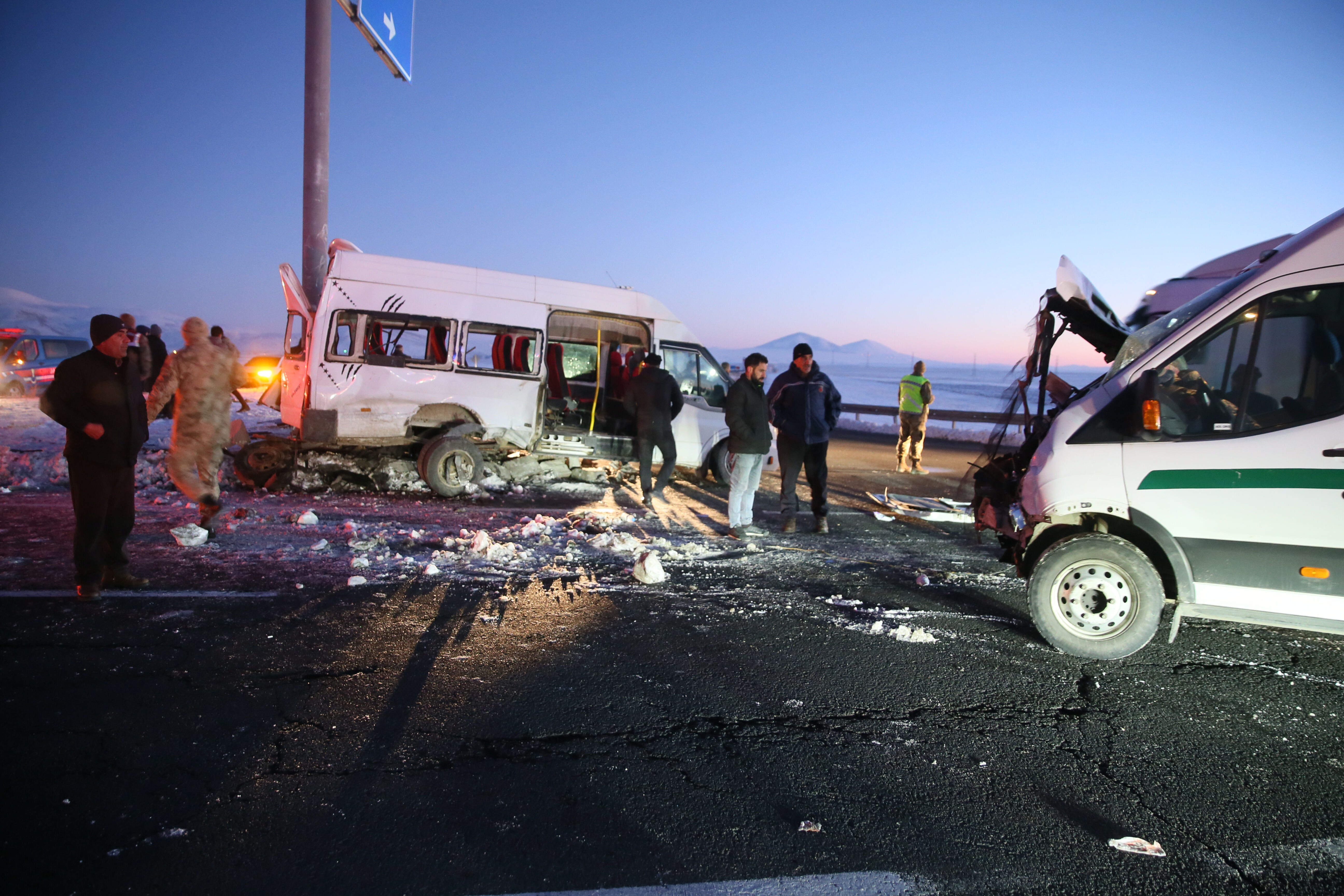 İki yolcu minibüsü çarpıştı! Korkunç kazada çok sayıda yaralı var İki yolcu minibüsü çarpıştı! Korkunç kazada çok sayıda yaralı var - 3. Resim