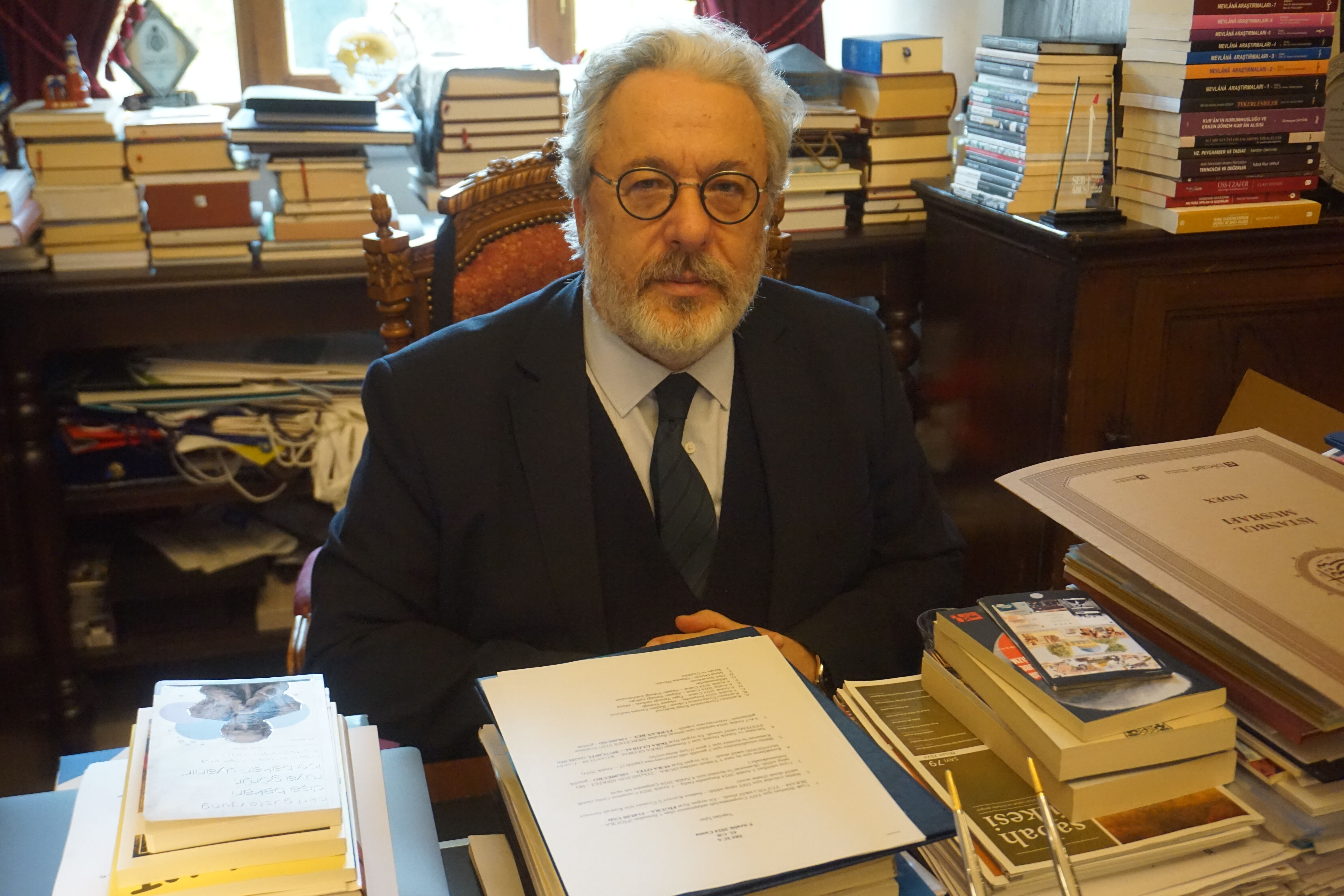 IRCICA direktörü Prof. Dr. Mahmud Erol Kılıç'la konuştuk: Bir elimizde tespih diğerinde usturlap vardı IRCICA direktörü Prof. Dr. Mahmud Erol Kılıç'la konuştuk: Bir elimizde tespih diğerinde usturlap vardı - 1. Resim