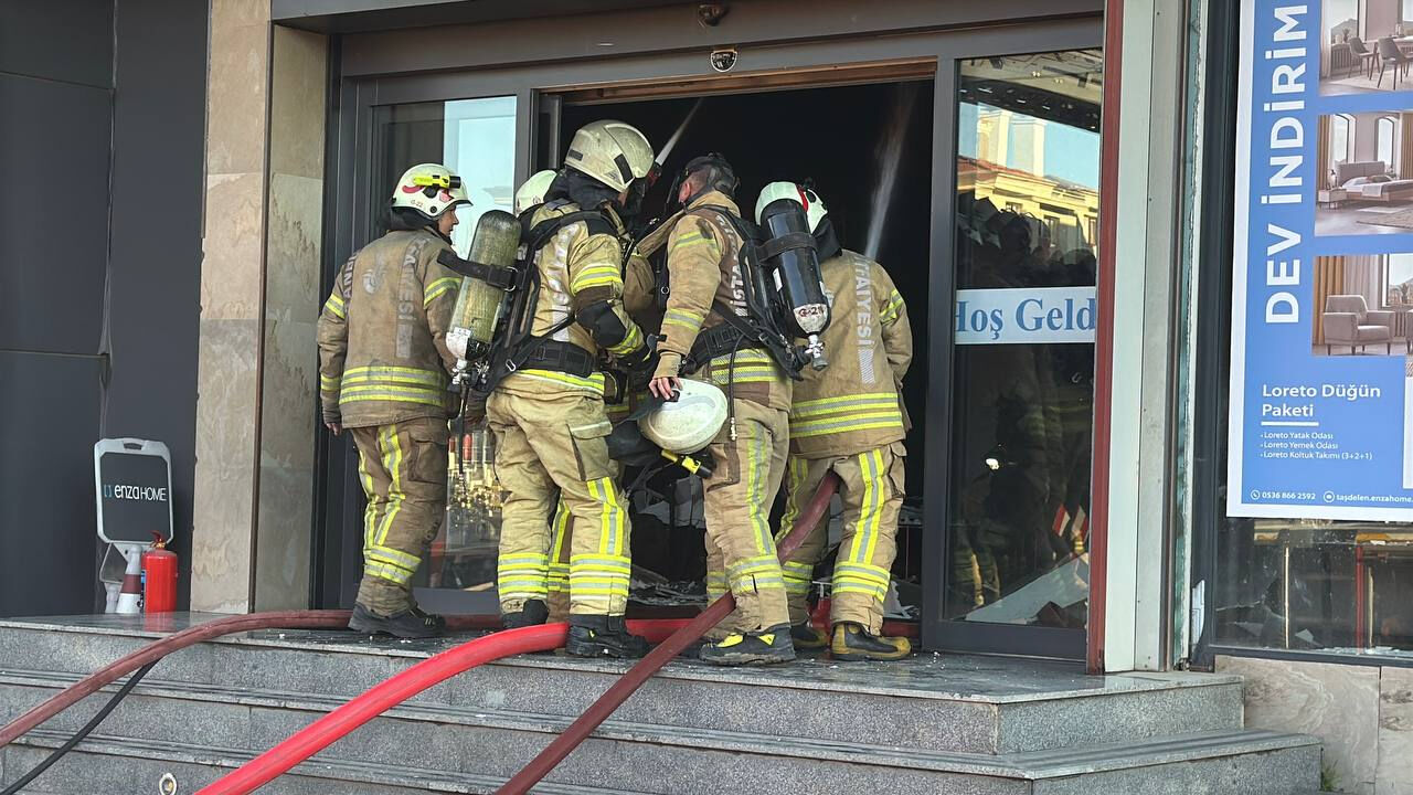 İstanbul'da yılın ilk yangını... Alevler mobilya mağazasından yükseldi! - 2. Resim
