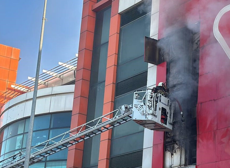 İstanbul'da yılın ilk yangını... Alevler mobilya mağazasından yükseldi! - 1. Resim