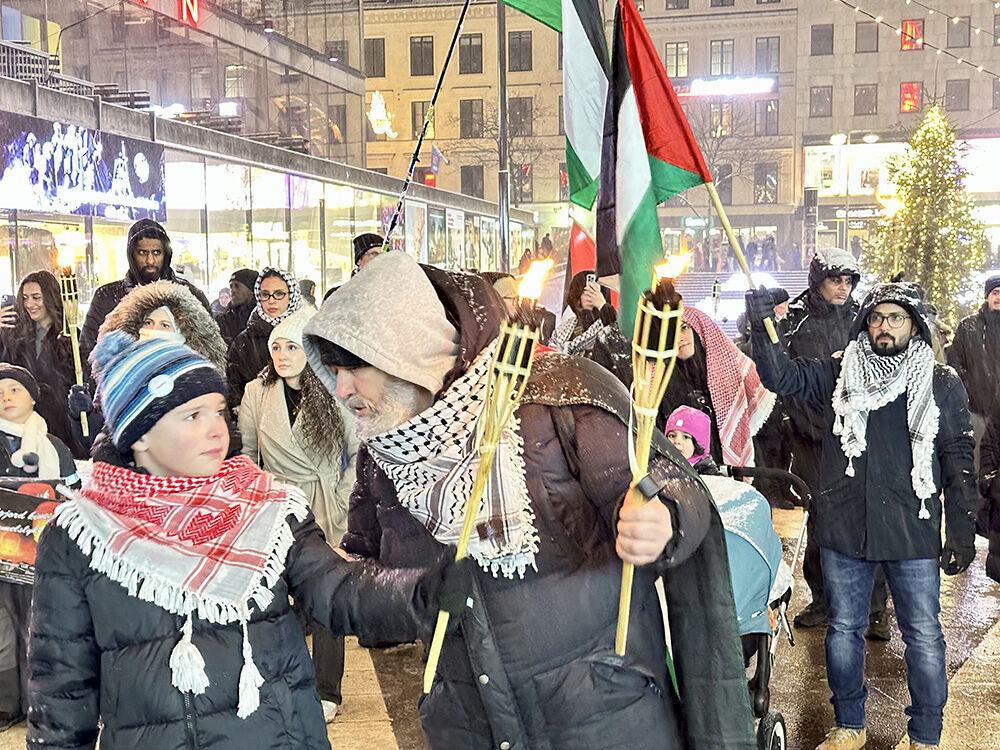 İsveçliler yılbaşı kutlamalarını iptal etti! Yüzlerce insan Filistin için sokaklara döküldü - 2. Resim