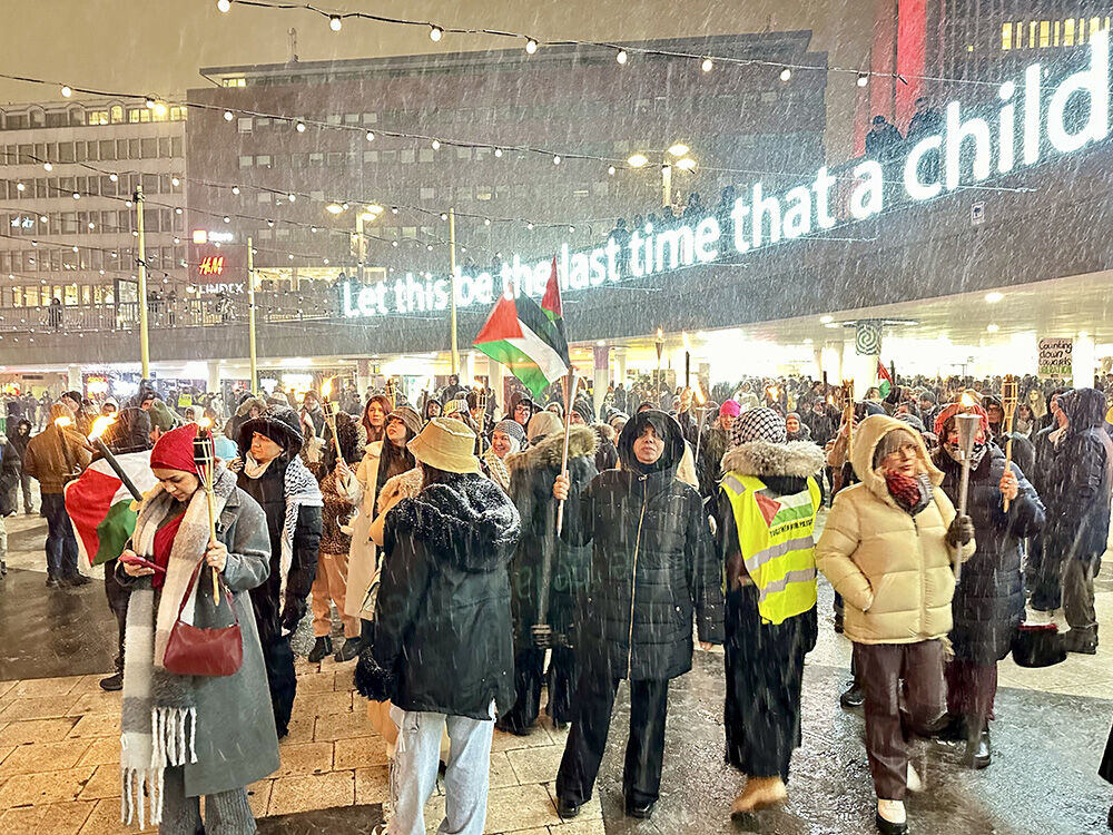 İsveçliler yılbaşı kutlamalarını iptal etti! Yüzlerce insan Filistin için sokaklara döküldü - 3. Resim