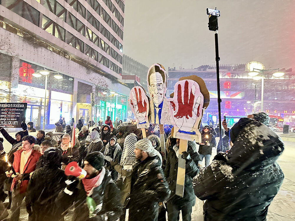 İsveçliler yılbaşı kutlamalarını iptal etti! Yüzlerce insan Filistin için sokaklara döküldü - 1. Resim