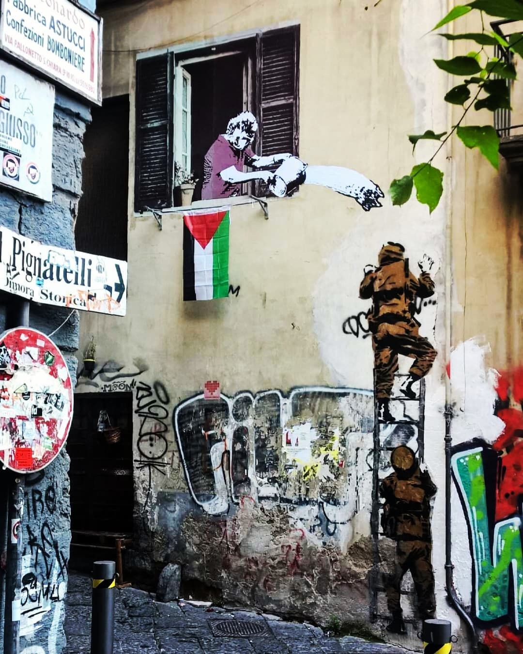 İtalyan sanatçı Castaldo eserlerini Napoli sokaklarındaki duvarlara yapıyor.