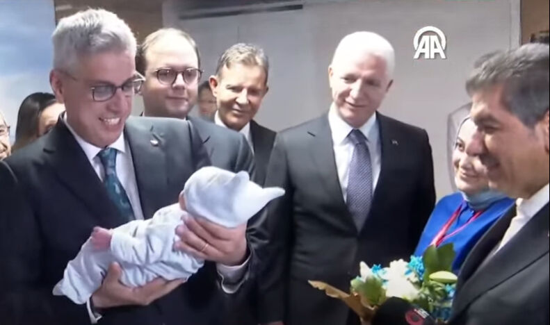 Yeni yılın ilk bebekleri! Bakanlar Göktaş ve Memişoğlu altın taktı - 2. Resim