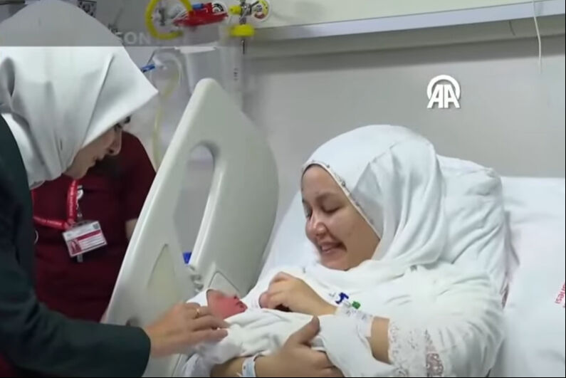 Yeni yılın ilk bebekleri! Bakanlar Göktaş ve Memişoğlu altın taktı - 1. Resim