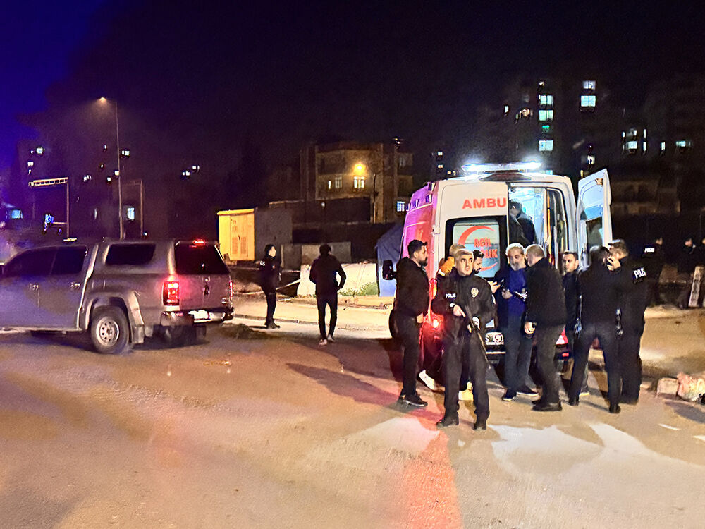 Adana'da sıcak saatler! Karakol inşaatına molotof atan saldırgan bekçiler tarafından vuruldu - 1. Resim