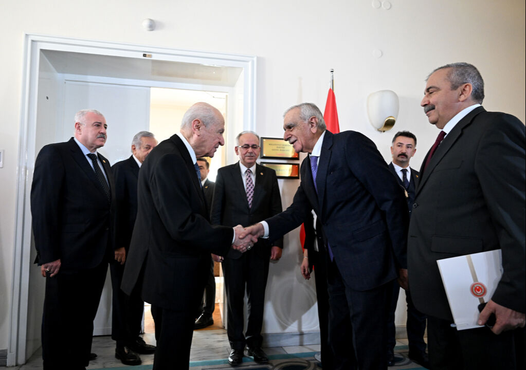 Ahmet Türk'ün Bahçeli'ye verdiği hediye şaşırttı: O detay dikkat çekti - 2. Resim