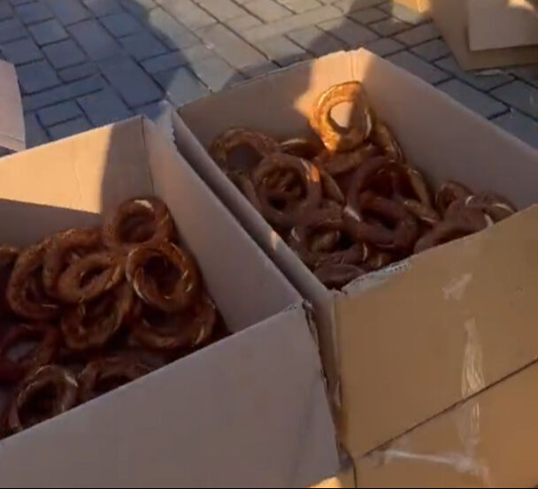 Ayasofya Camii önündeki simit kolileri olay oldu: Isırılıp bırakılmış ve bayatlamış - 1. Resim
