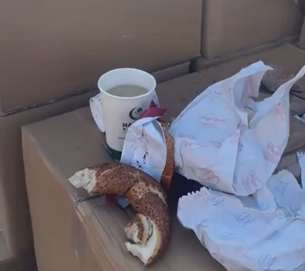 Ayasofya Camii önündeki simit kolileri olay oldu: Isırılıp bırakılmış ve bayatlamış - 4. Resim