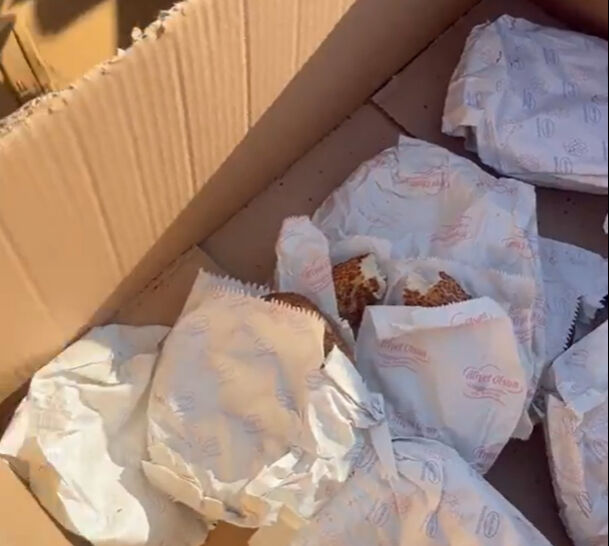 Ayasofya Camii önündeki simit kolileri olay oldu: Isırılıp bırakılmış ve bayatlamış - 3. Resim