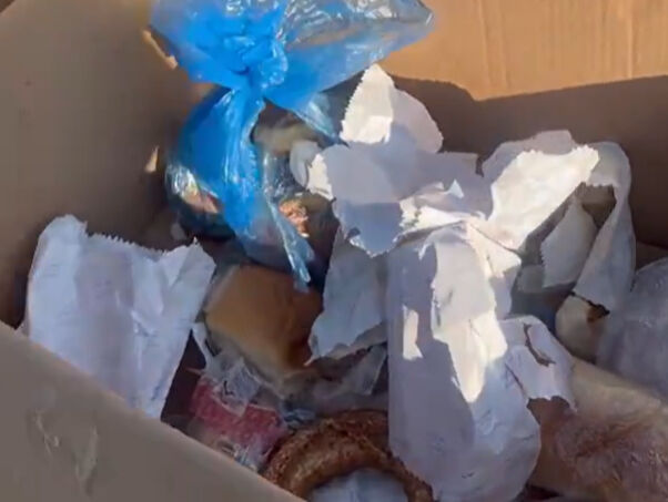 Ayasofya Camii önündeki simit kolileri olay oldu: Isırılıp bırakılmış ve bayatlamış - 2. Resim