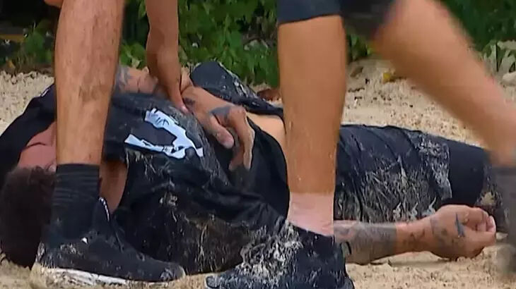 İlk günden korkuttu! Survivor'da endişelendiren anlar! Yarışmacı yere yığıldı Daha başlamadan korkuttu! Survivor'da endişelendiren anlar! Yarışmacı yere yığıldı - 3. Resim