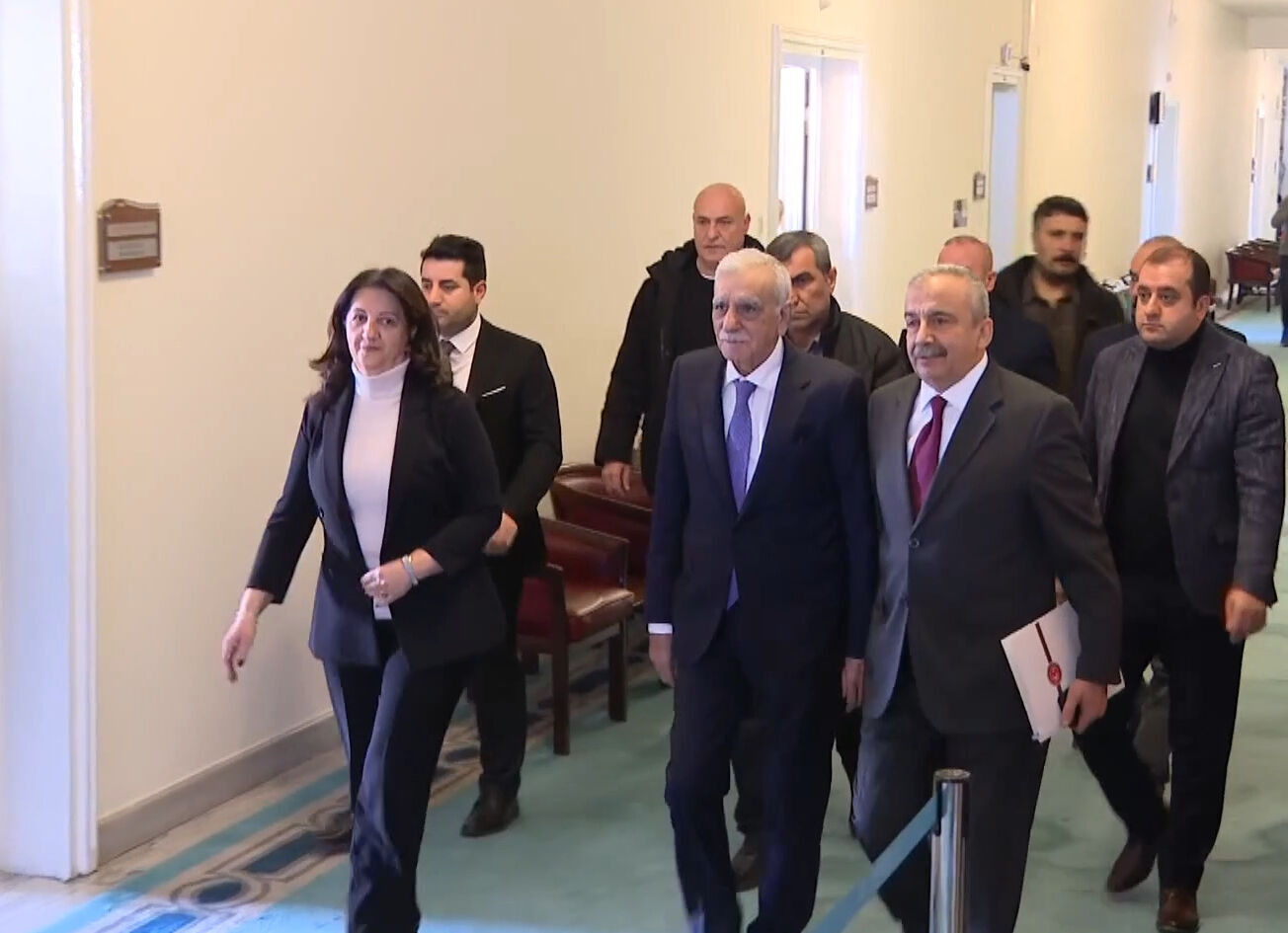 Devlet Bahçeli ve DEM heyeti ne konuştu? Toplantının "sırrı" bu dosyada gizli Devlet Bahçeli ve DEM heyeti ne konuştu? Toplantının sırrı bu dosyada gizli - 1. Resim