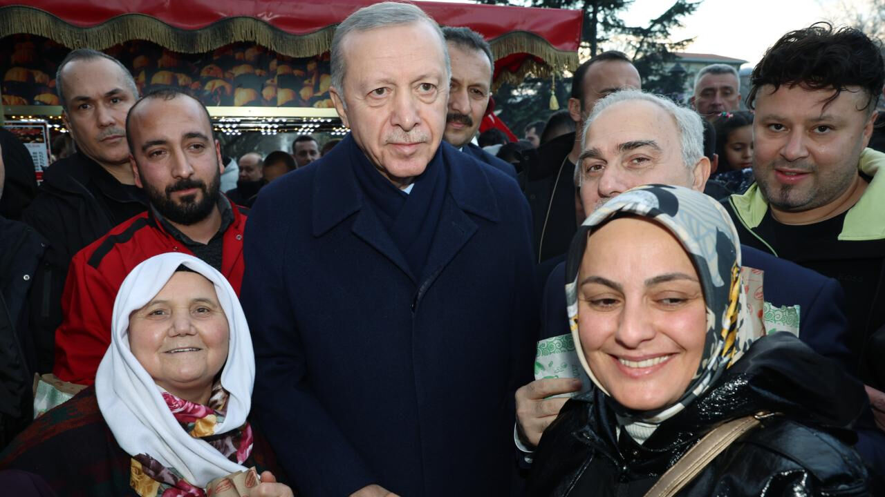 Erdoğan'dan kandil kutlaması! Vatandaşlarla bir araya geldi Erdoğan'dan kandil kutlaması! Vatandaşlarla bir arada - 2. Resim