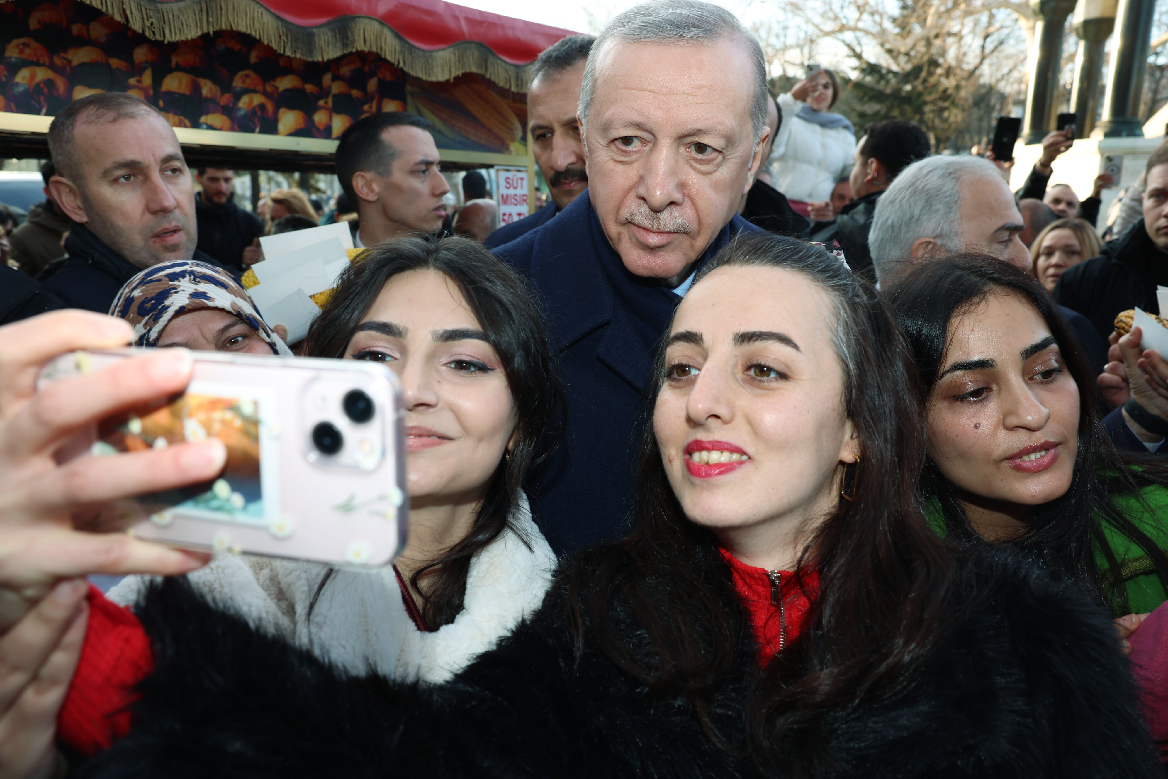 Erdoğan'dan kandil kutlaması! Vatandaşlarla bir araya geldi Erdoğan'dan kandil kutlaması! Vatandaşlarla bir arada - 1. Resim