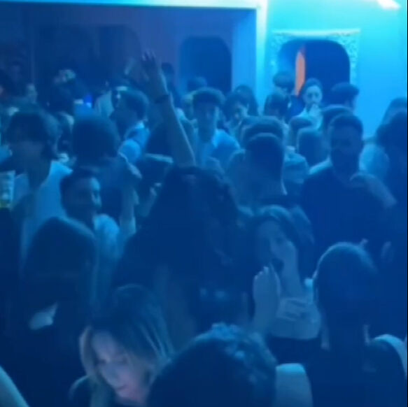 Galatasaray Üniversitesi Gezi ve Kampçılık Kulübü'nün düzenlendiği kaçak yılbaşı partisine baskın! 2 isim gözaltına alındı Galatasaray Üniversitesi Gezi ve Kampçılık Kulübü'nün düzenlendiği kaçak yılbaşı partisine baskın! 2 isim gözaltına alındı - 1. Resim