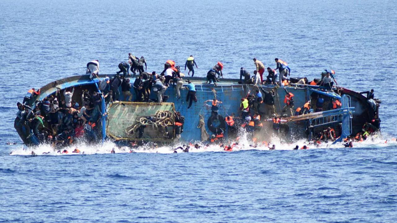 Göçmenleri taşıyan tekne devrildi! 27 kişi hayatını kaybetti
