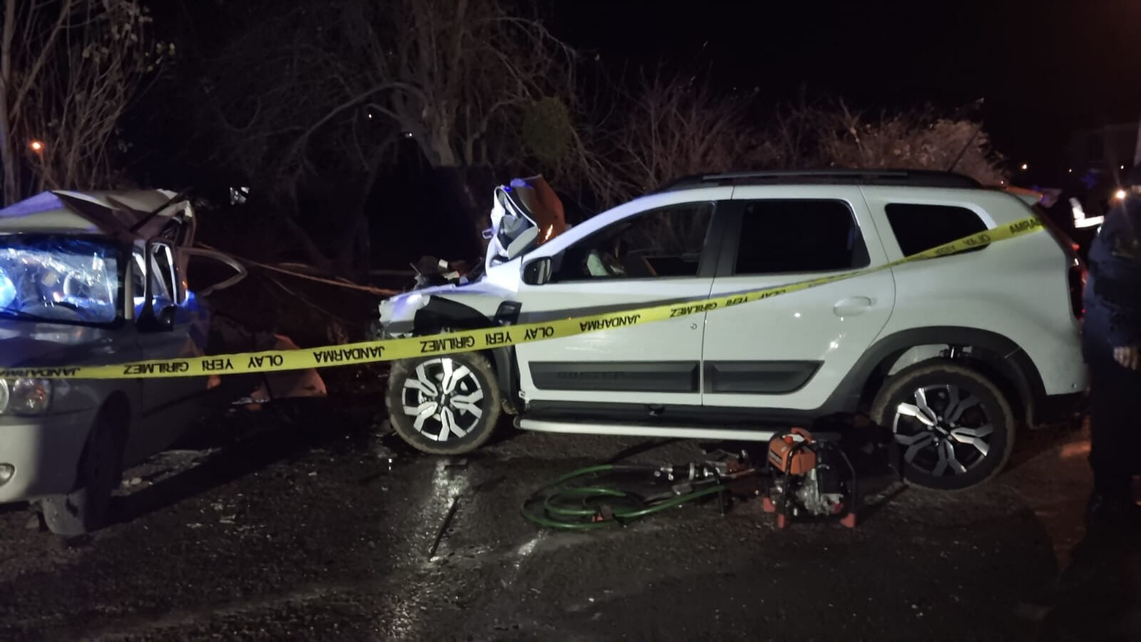 İki otomobil kafa kafaya çarpıştı! Ölü ve yaralılar var - 1. Resim