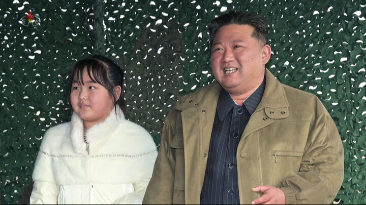 Kim Jong-Un 'Kuzey'in halefi'nin elini bırakamadı! 11 yaşındaki kızı iktidara adım adım geliyor - 7. Resim