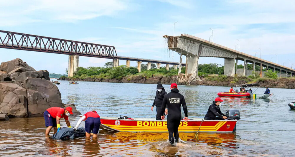 Köprü çöktü, araç ve kamyonlar nehre düştü! Çok sayıda ölü ve kayıp var - 2. Resim