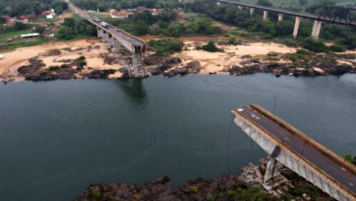 Köprü çöktü, araç ve kamyonlar nehre düştü! Çok sayıda ölü ve kayıp var - 1. Resim