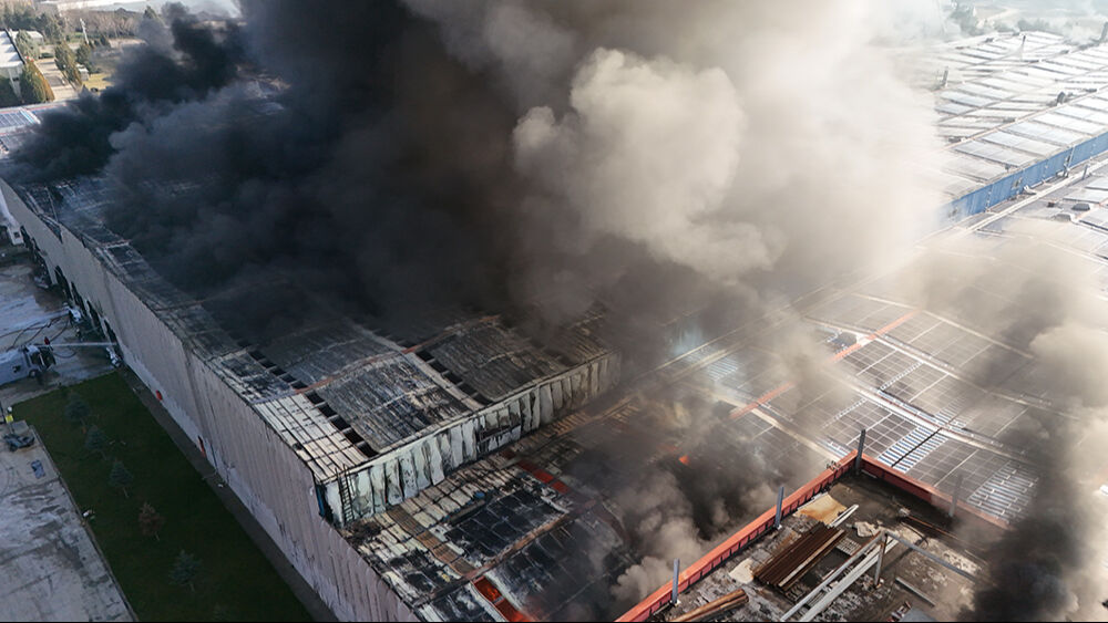 Lüleburgaz'da sıcak saatler! En sevilen markalardan biriydi, dev şirkete ait fabrika kül oldu - 3. Resim