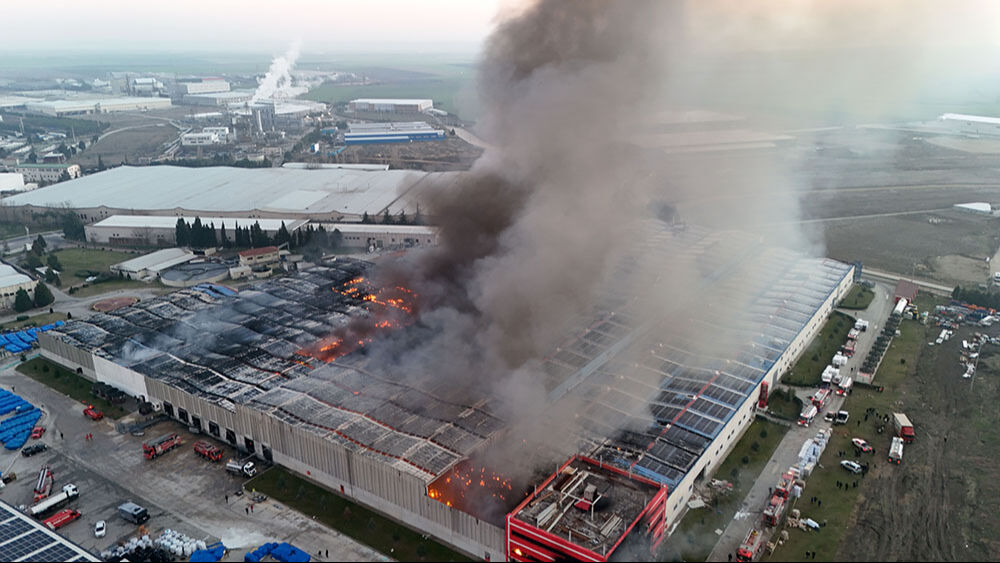 Lüleburgaz'da sıcak saatler! En sevilen markalardan biriydi, dev şirkete ait fabrika kül oldu - 2. Resim