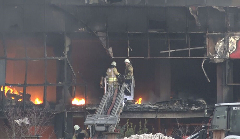 Lüleburgaz'da sıcak saatler! En sevilen markalardan biriydi, dev şirkete ait fabrika kül oldu - 1. Resim