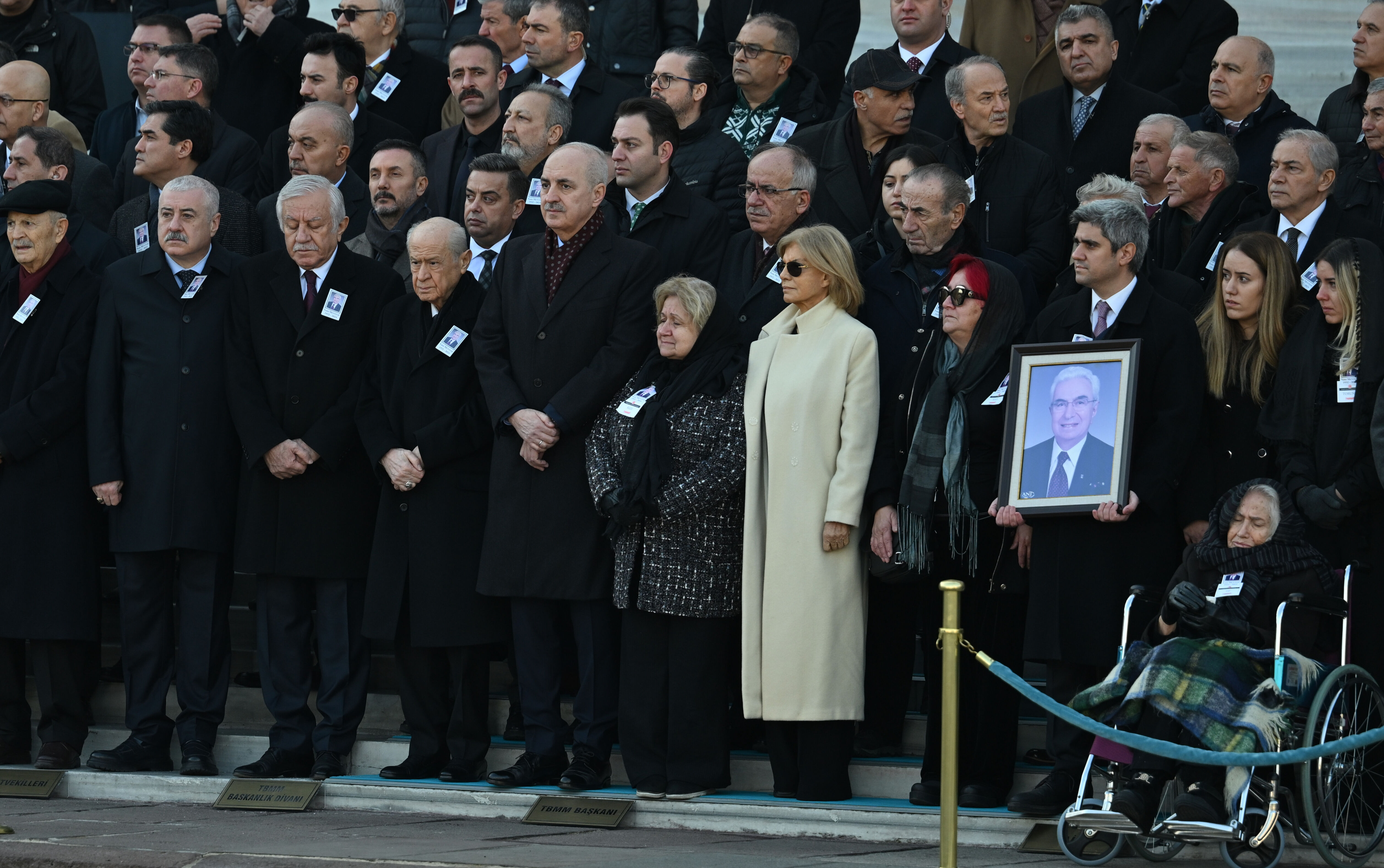 Nahit Menteşe'ye son veda! Bahçeli ile Müsavat Dervişoğlu arasındaki gerginlik dikkatlerden kaçmadı Nahit Menteşe'ye son veda! Bahçeli ile Müsavat Dervişoğlu arasındaki gerginlik dikkatlerden kaçmadı - 1. Resim