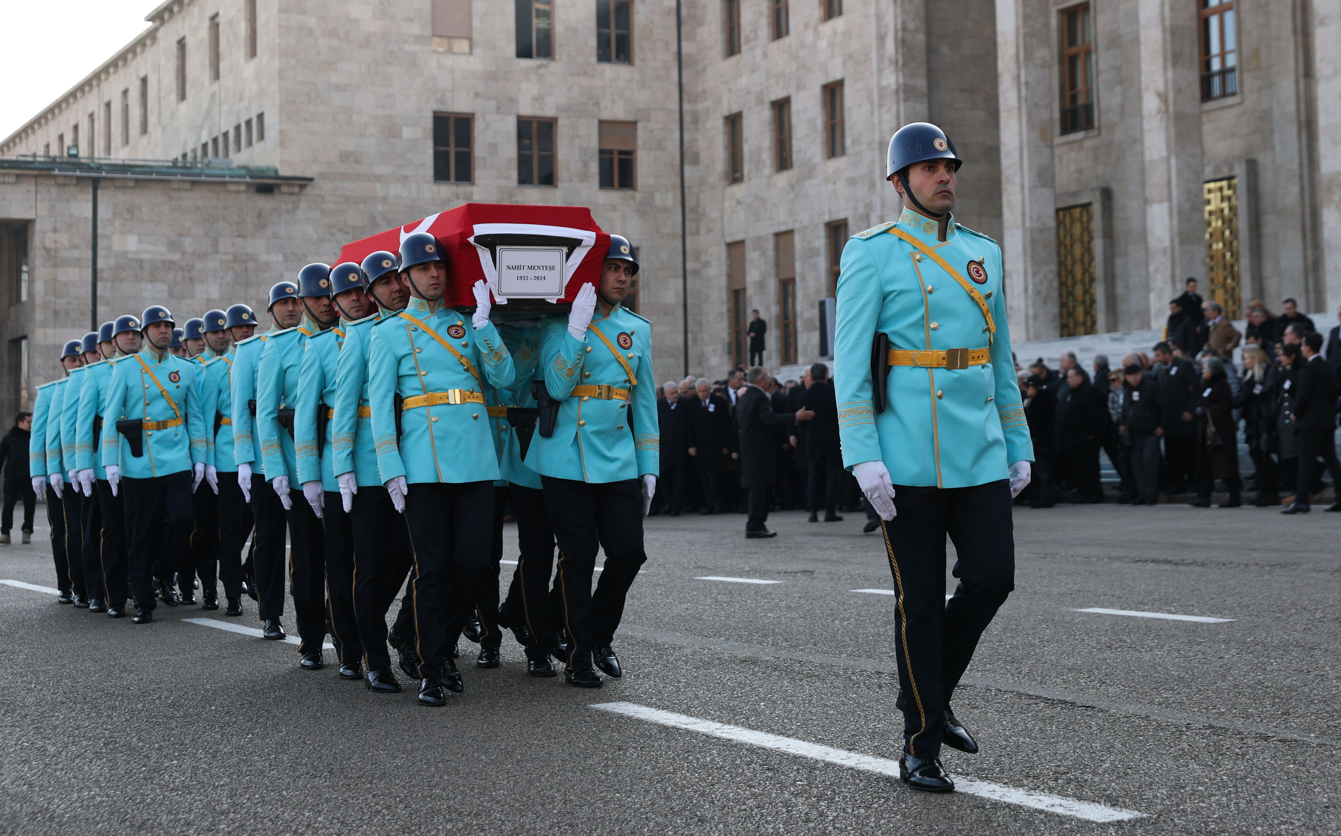 Nahit Menteşe'ye son veda! Bahçeli ile Müsavat Dervişoğlu arasındaki gerginlik dikkatlerden kaçmadı Nahit Menteşe'ye son veda! Bahçeli ile Müsavat Dervişoğlu arasındaki gerginlik dikkatlerden kaçmadı - 2. Resim