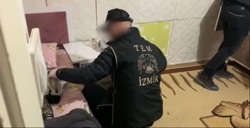 Polis, İzmir'de PKK şüphelisinin evine koçbaşı ile girdi - 2. Resim