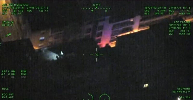 Polis, İzmir'de PKK şüphelisinin evine koçbaşı ile girdi - 1. Resim