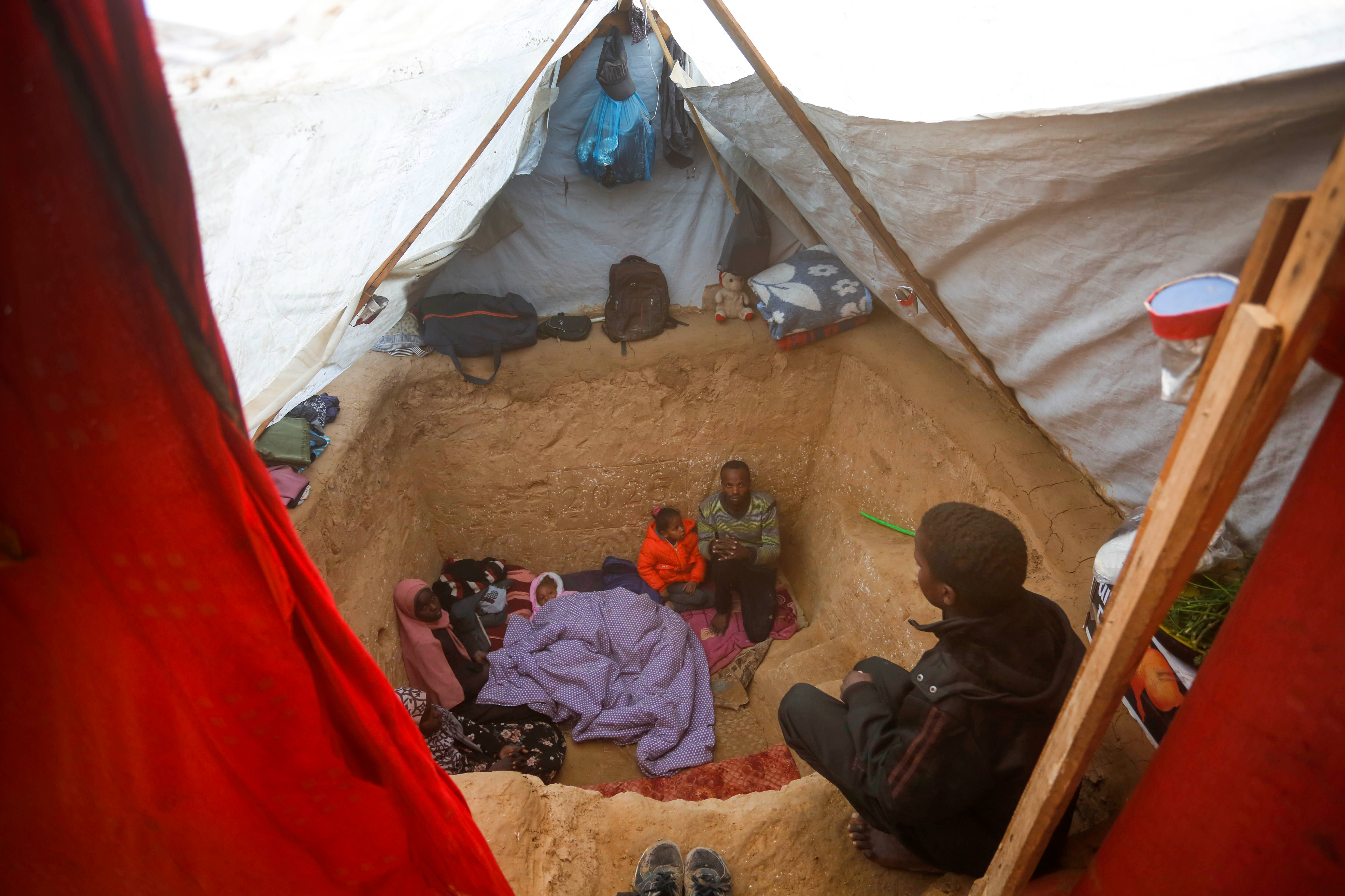 Soğukla mücadele eden Filistinli aile yürekleri dağladı! Çukur kazıp ev açtılar - 1. Resim