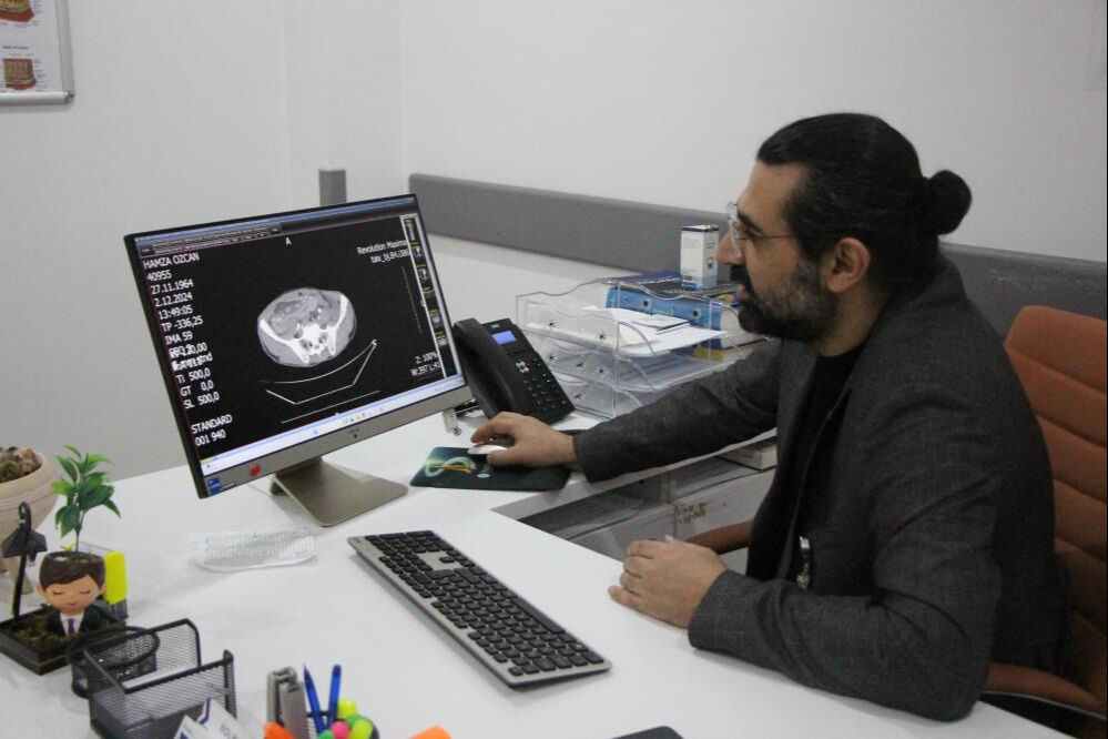 Yemek yedikten sonra kusa adamın midesi 20 yıllık uzmanı şoke etti: Hamile kadın gibi - 2. Resim