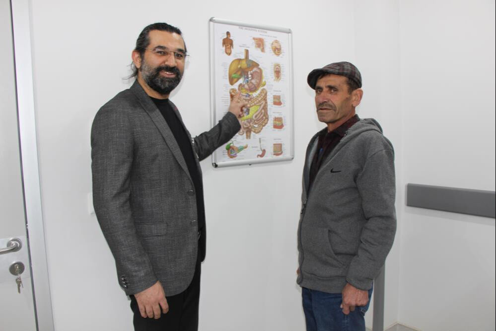 Yemek yedikten sonra kusa adamın midesi 20 yıllık uzmanı şoke etti: Hamile kadın gibi - 1. Resim