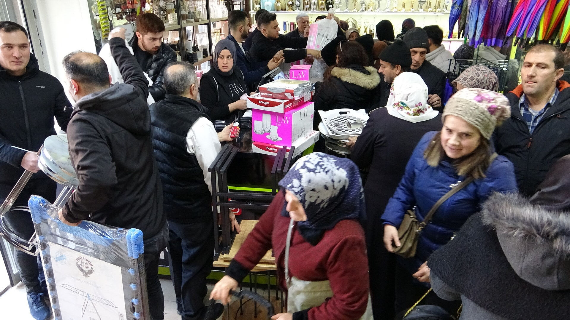 100 liralık bardak için birbirlerini ezdiler! AVM açılışında izdiham 100 liralık bardak için birbirlerini ezdiler! AVM açılışında izdiham - 1. Resim