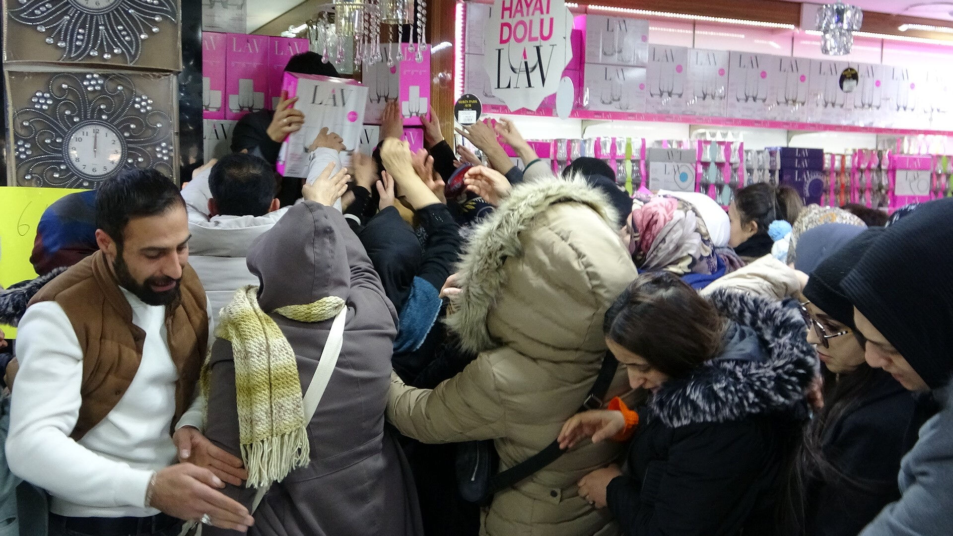 100 liralık bardak için birbirlerini ezdiler! AVM açılışında izdiham 100 liralık bardak için birbirlerini ezdiler! AVM açılışında izdiham - 2. Resim