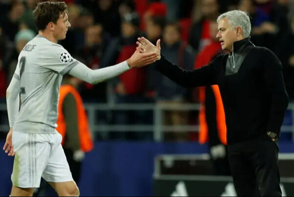 35 milyon euro'ya Manchester United'a aldırmıştı! Jose Mourinho eski öğrencisini Fenerbahçe'ye getiriyor 35 milyon euro'ya Manchester United'a aldırmıştı! Jose Mourinho eski öğrencisini Fenerbahçe'ye getiriyor - 3. Resim