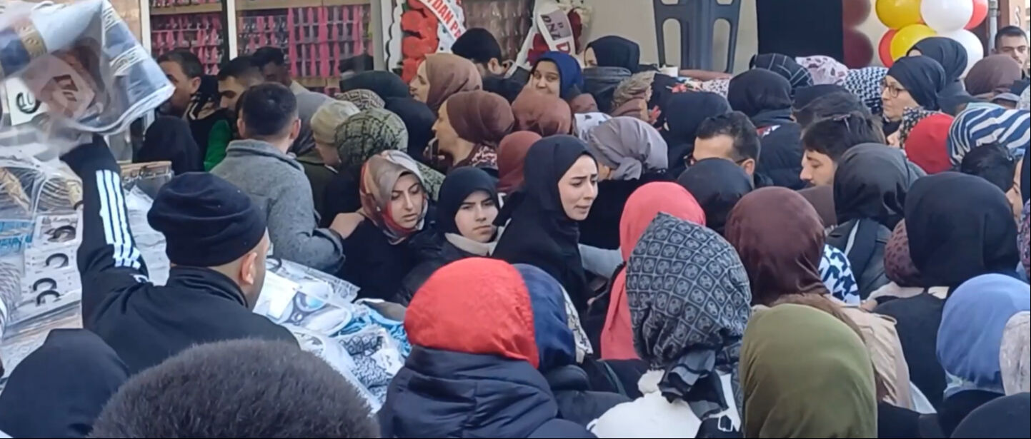 Düzce'deki bir kampanyada vatandaşlar izdihama neden oldu Düzce'deki bir kampanyada vatandaşlar izdihama neden oldu - 2. Resim