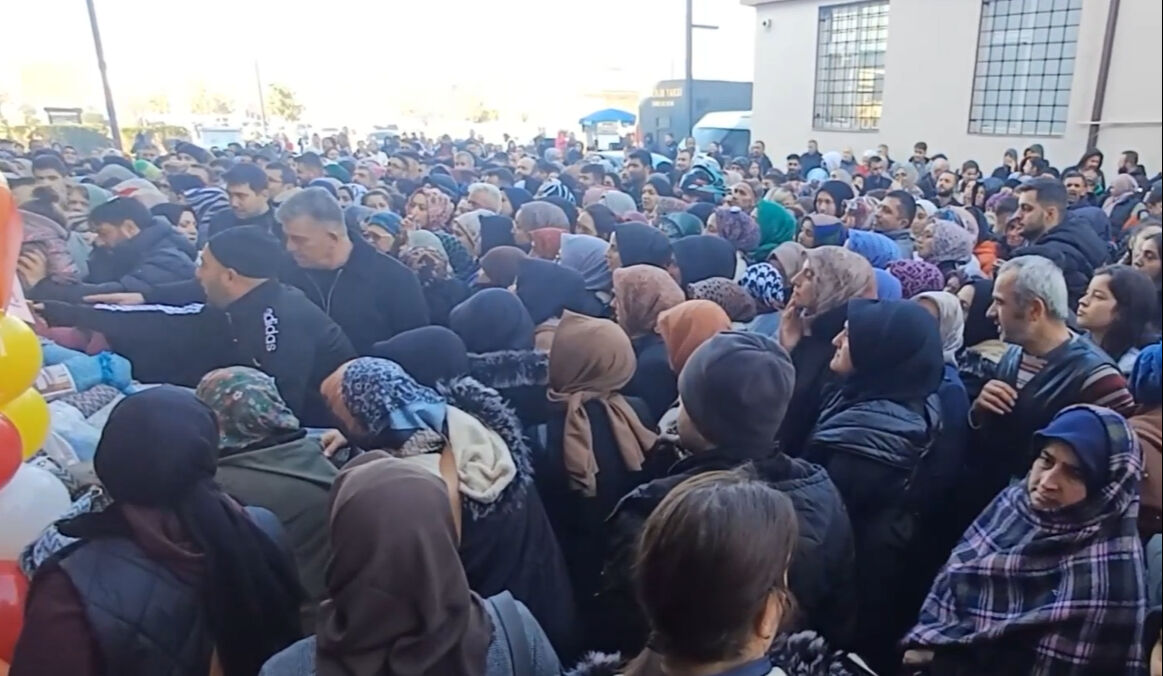 Düzce'deki bir kampanyada vatandaşlar izdihama neden oldu Düzce'deki bir kampanyada vatandaşlar izdihama neden oldu - 1. Resim