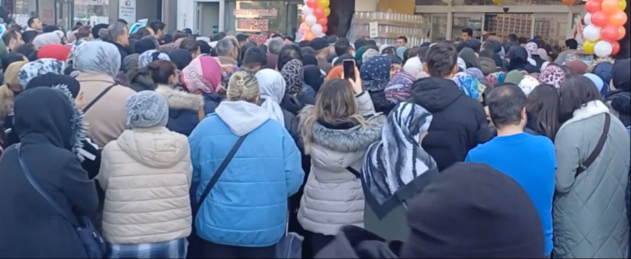 Düzce'deki bir kampanyada vatandaşlar izdihama neden oldu Düzce'deki bir kampanyada vatandaşlar izdihama neden oldu - 3. Resim