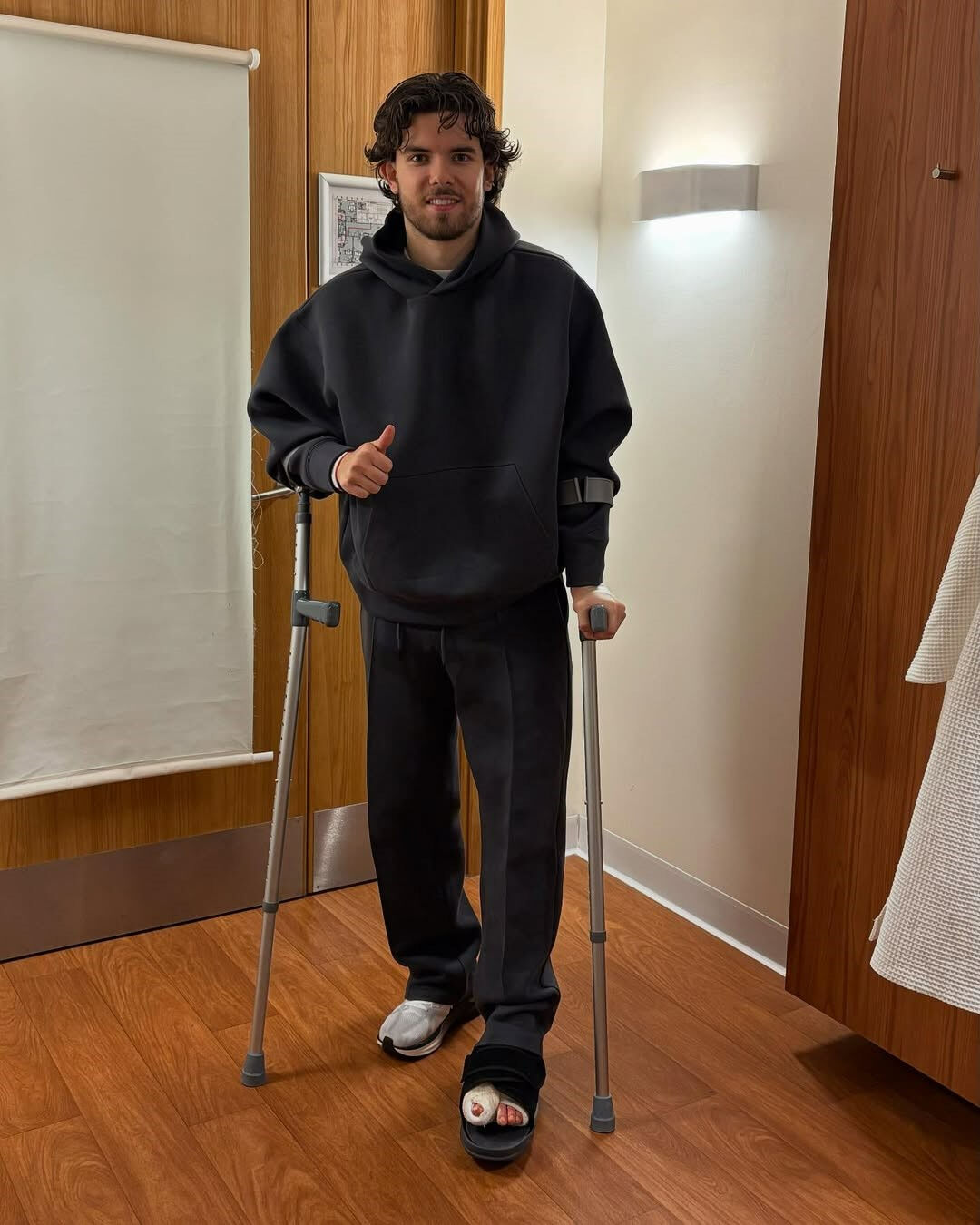 Ferdi Kadıoğlu sol ayak baş parmağından ameliyat edildi Ferdi Kadıoğlu sol ayak baş parmağından ameliyat edildi - 1. Resim