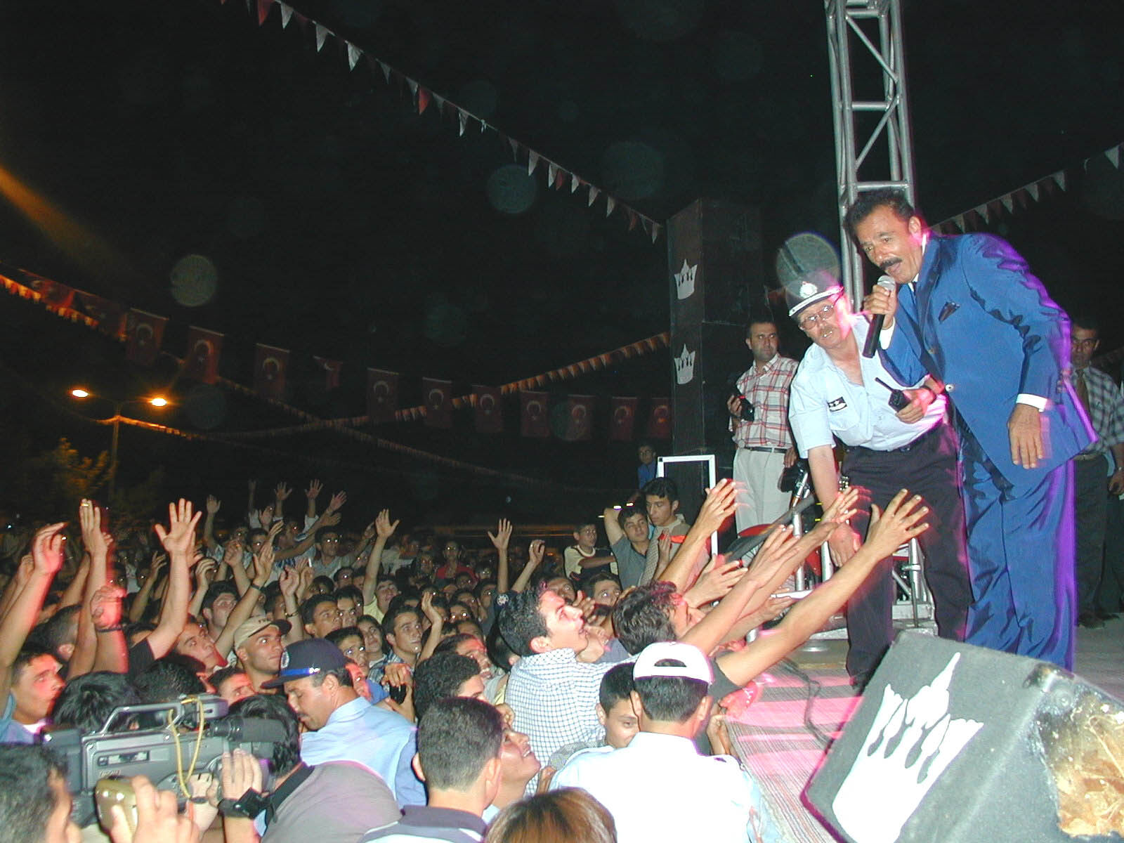 Ferdi Tayfur konserleri tarihe geçti: Siyasetçiler bu kalabalıkları toplayamadı - 5. Resim