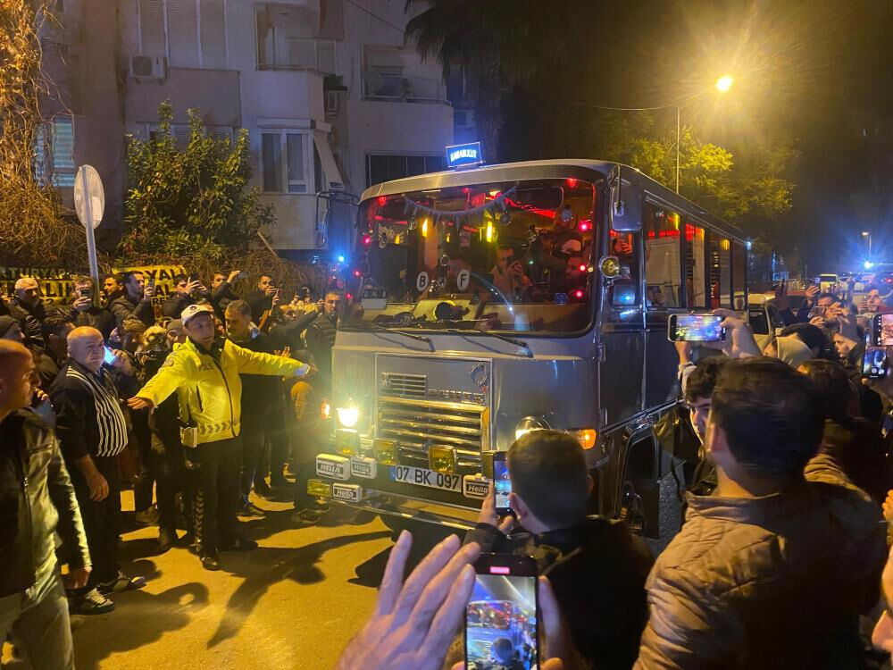 Ferdi Tayfur'un ölüm haberini alanlar hastaneye akın etti! Cenaze arabası kalabalıkta bekletildi - 2. Resim