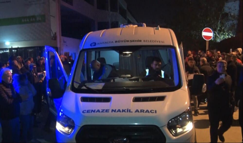 Ferdi Tayfur'un ölüm haberini alanlar hastaneye akın etti! Cenaze arabası kalabalıkta bekletildi - 3. Resim