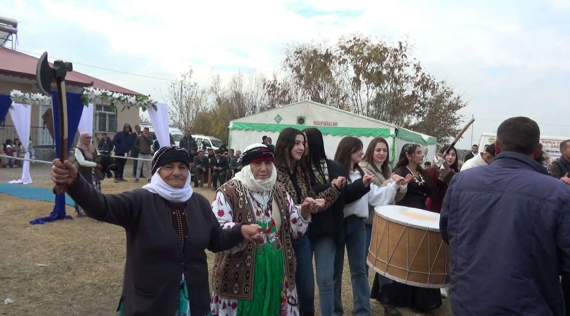 Halay başını kaptırmamak için öyle bir önlem aldı ki... Teyzenin o halleri sosyal medyada gündem oldu - 2. Resim