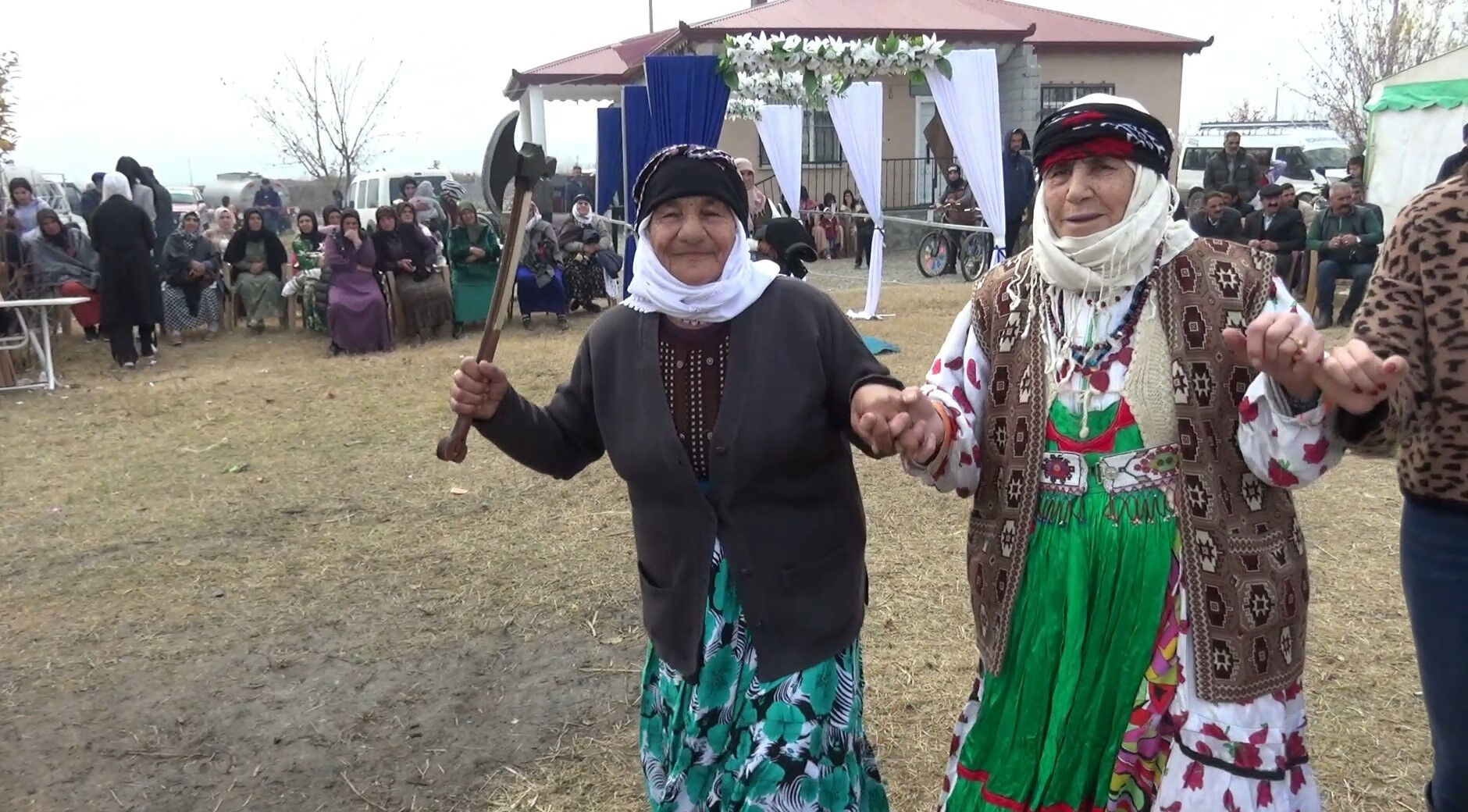 Halay başını kaptırmamak için öyle bir önlem aldı ki... Teyzenin o halleri sosyal medyada gündem oldu - 1. Resim