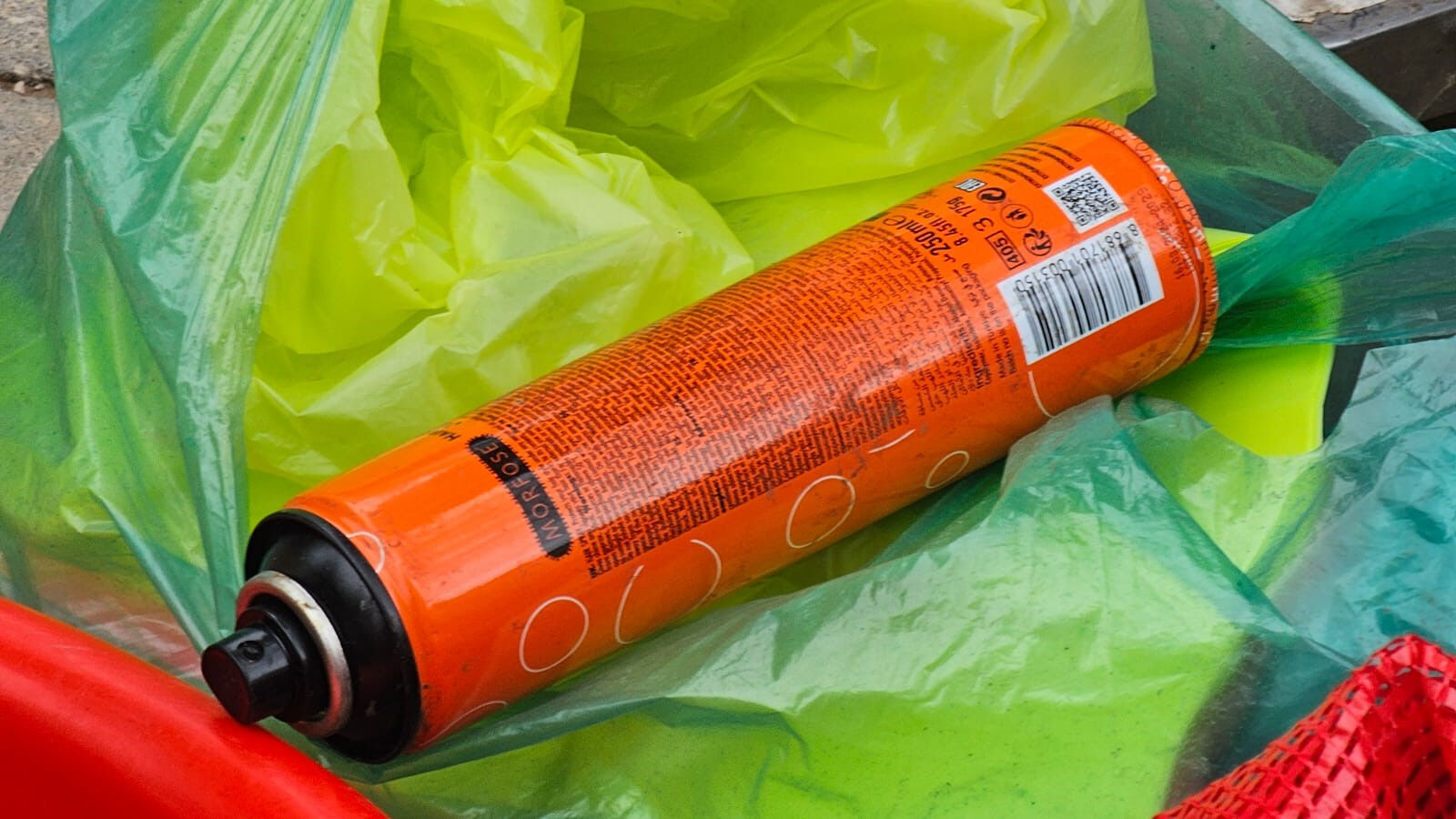 Pazarda saç spreyi skandalı! Sağlığı hiçe saydılar, üzerlerine sıkıp sattılar Pazarda saç spreyi skandalı! Sağlığı hiçe saydılar, üzerlerine sıkıp sattılar - 1. Resim